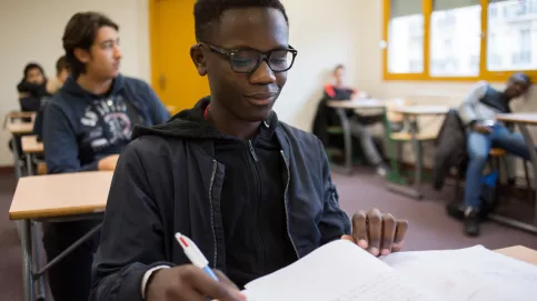 Youssouf : A Sainte-Thérèse, on est peu nombreux dans les classes. Les professeurs nous suivent de près et ont vraiment envie de nous aider. J’aime l’Histoire.