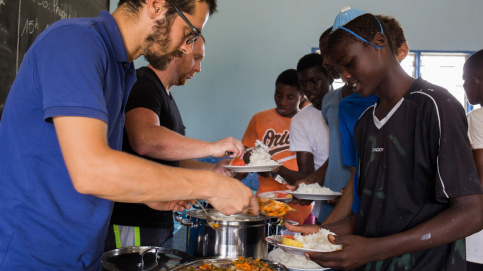 François et Ludovic, éducateurs à la MECS Saint-Esprit, servent aux jeunes le déjeuner préparé sur place par le cuisinier du foyer. Photo : P. Besnard