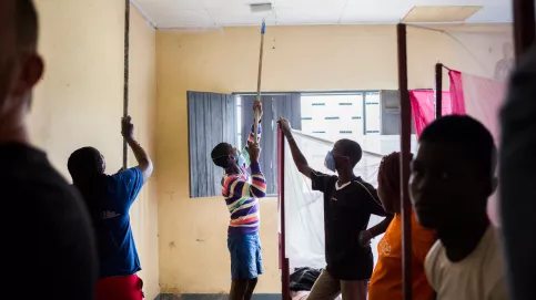 Peinture des plafonds du centre. Photo : P. Besnard