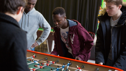 Youssouf : Pendant la pause de midi, au foyer, j'aime bien me défouler avec les copains au baby-foot.