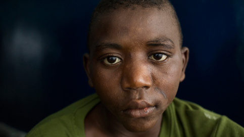 Portrait de Jordan, jeune du foyer Saint-Nicodème à PK24. Photo : P. Besnard