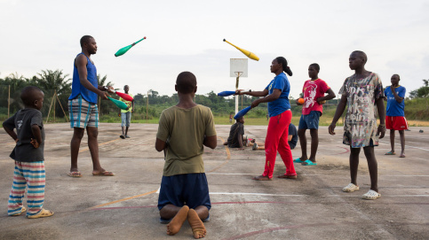 La journée se termine par des activités de plein air, sport ou activités de cirque. Photo : P. Besnard