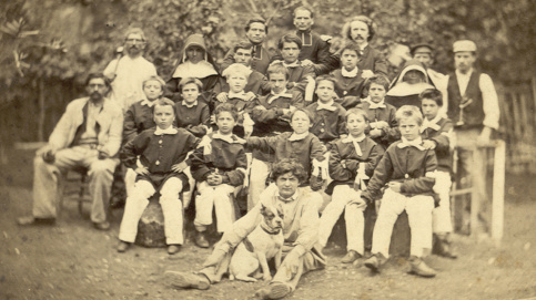 En 1867, les jeunes autour de l'abbé Roussel (c) Archives historiques / Apprentis d'Auteuil 