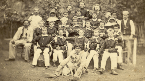 En 1867, les jeunes autour de l'abbé Roussel (c) Archives historiques / Apprentis d'Auteuil En 1867, les jeunes autour de l'abbé Roussel (c) Archives historiques / Apprentis d'Auteuil