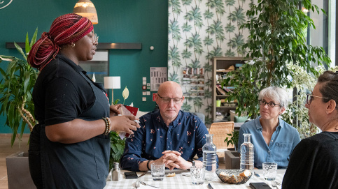 Berisha apprend son métier de serveuse à la Salle à manger Confluence, à Lyon, un des trois restaurant-écoles d'Apprentis d'Auteuil. (c) Lucile Barbery/Apprentis d'Auteuil Berisha apprend son métier de serveuse à la Salle à manger Confluence, à Lyon, un des trois restaurant-écoles d'Apprentis d'Auteuil. (c) Lucile Barbery/Apprentis d'Auteuil