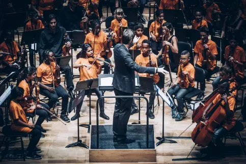 Le chef Victorien Vanoosten dirige l'orchestre Démos Marseille (c) DR