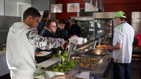 Des repas partagés entre garçons et filles de l'IES Daniel Brottier ©P Besnard/Apprentis d'Auteuil