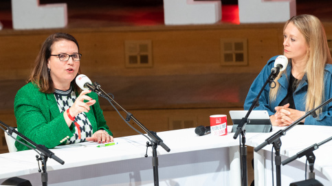 Claire Hédon, Défenseure des droits, au micro de Caroline Blaes (c) Igor/Lubinetsky/Apprentis d'Auteuil