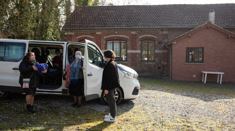 La Maison des familles de Montdidier (80) organise des navettes pour aller chercher des personnes isolées. (c) Besnard/Apprentis d'Auteuil