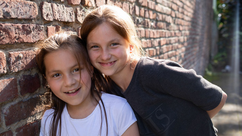 Francesca et sa soeur Angelina sont réunies à l'accueil Saint-Augustin à La Bassée (59) (c) Besnard/Apprentis d'Auteuil