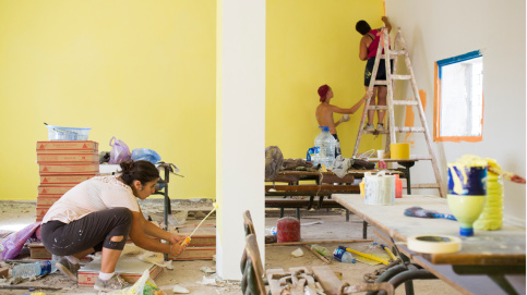 Travaux de peinture dans une salle de classe.