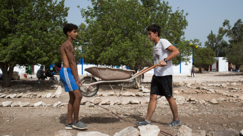 Un jeune marocain en plein travail avec un jeune français.