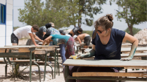 Ponçage des tables de classe.