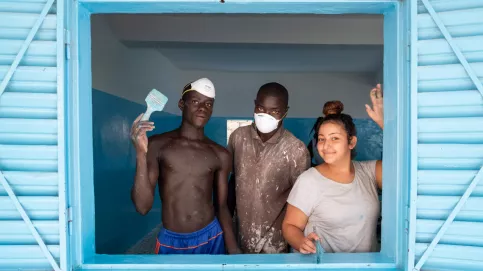Jeunes Français et jeunes Sénégalais ont également repeint les salles de classe.