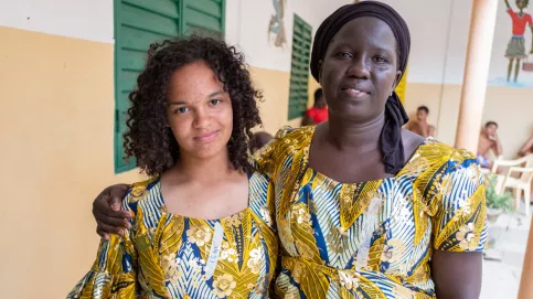 Jeunes et adultes préparent leur plus beaux habits pour l'inauguration du chantier.
