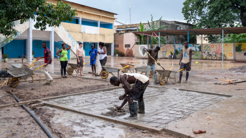 Le chantier avait pour objectif de refaire la cour d'une école de Ziguinchor. Photos : JP Pouteau/Apprentis d'Aut