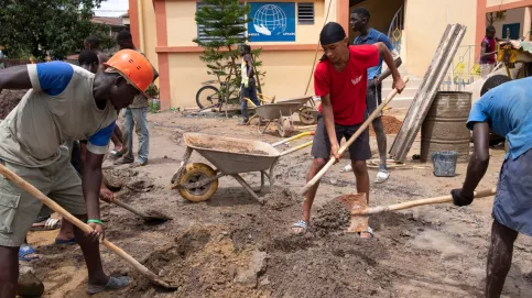 Pelles, pioches, brouettes de ciment à transporter, jeunes et adultes n'ont pas ménagé leur peine pour finir le chantier à temps.