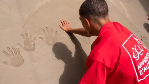 Avant de partir, chacun a laissé son empreinte dans le ciment frais.