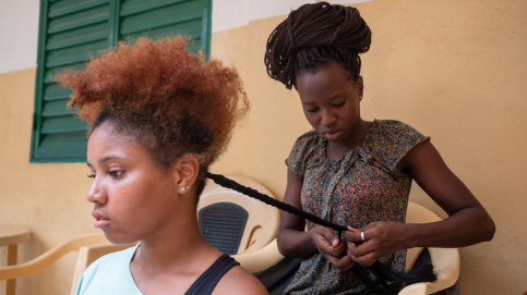 Séance de coiffure.