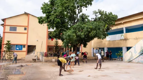 La cour de l'école après travaux. Auparavant, le sol en terre dégageait de la poussière et posait beaucoup de problèmes notamment aux élèves asthmatiques.