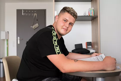 Hébergé et accompagné par la résidence sociale à orientation éducative, Anthony peut se consacrer sereinement à ses études. (c) Besnard/Apprentis d'Auteuil