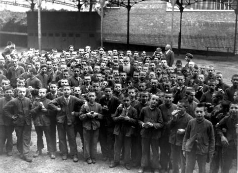Le père Daniel Brottier et les jeunes, au moment du goûter (c) Archives historiques / Apprentis d'Auteuil Le père Daniel Brottier et les jeunes, au moment du goûter (c) Archives historiques / Apprentis d'Auteuil