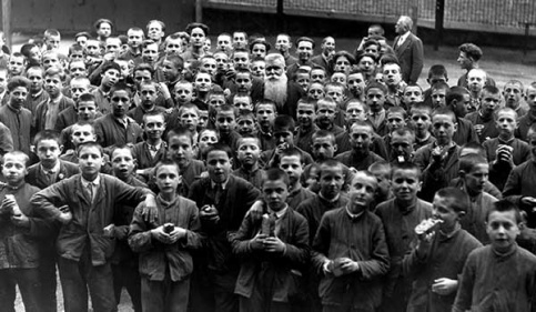 Le goûter des jeunes autour du père Brottier (c) Archives historiques/Apprentis d'Auteuil