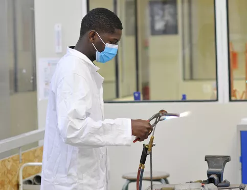 Yann, accompagné lui aussi par Réussir Angers, vient de décrocher un CDI de préparateur de commandes chez Leclerc (c) DR