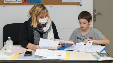 Les éducateurs assurent au quotidien le suivi scolaire, comme ici à la Maison d'enfants Mère Teresa de Calcutta, dans l'Oise (c) Geoffroy Lasne / Apprentis d'Auteuil