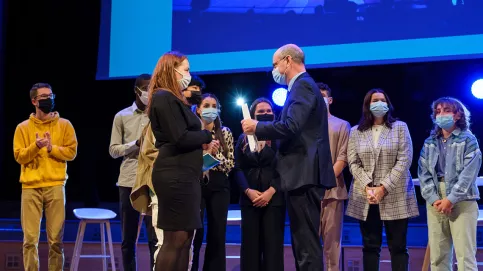 Au cours d'une grande soirée de clôture, les jeunes ont remis à Jean-Michel Blanquer et Adrien Taquet les conclusions des États Généraux de l’Éducation.  © Geoffroy Lasne/Apprentis d'Auteuil