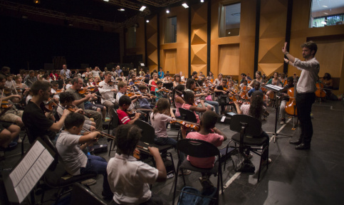 L’orchestre de Demos Marseille en pleine répétition avant son concert de fin d'année. Les musiciens sont rassemblés autour de leur chef Victorien Vanoosten.