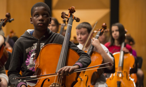 Jules, 12 ans, apprenti violoncelliste, fixe le chef d’orchestre. "J’aime beaucoup la musique et depuis que j’en fais, je travaille mieux à l’école"