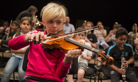 A l’alto, l’instrument calé sous le menton, Menzo, 10 ans, est fier de répéter. "C’est un ¾, pile poil à ma taille. J’apprends la position de l’archet "