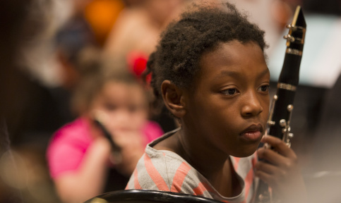 A la clarinette, Lylia, 8 ans, très concentrée. Elle adore les répétitions à l'école qui développent sa sensibilité artistique et sa confiance en elle.
