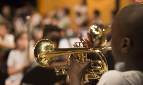 Chaque orchestre Demos se réunit deux fois par semaine. Le rassemblement d’orchestre se retrouve, lui, une fois par mois.