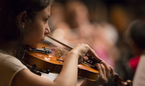 Scheima, 9 ans, appliquée sur son violon. On lui a prêté l’instrument, comme à tous ses camarades et elle est engagée dans l’aventure pour 3 ans.