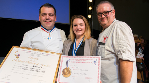Christophe Raoux, MOF 2015 en cuisine et Audrey Saint-Cyr MAF 2016 et un enseignant d'Apprentis d'Auteuil. Photos © JP Pouteau/Apprentis d’Auteuil