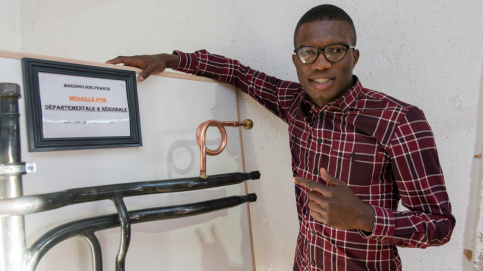 Francis, Meilleur Apprenti 2016 en installation thermique pose devant son chef d'oeuvre Photos © JP Pouteau/Apprentis d’Auteuil