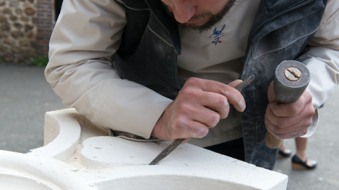 Taille de pierre avec Steve Paton, MOF 2015  Photos © JP Pouteau/Apprentis d’Auteuil