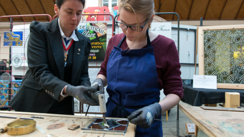 Ici, Gwendoline Guillou, MOF 2015 en vitraux d'art. Photo © JP Pouteau/Apprentis d’Auteuil