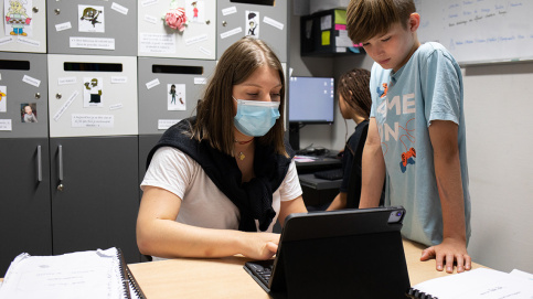 Le suivi scolaire est une des missions essentielles de l'éducateur, comme ici à Mecs Saint-Jacques à La Bassée, dans le Nord. (c) Besnard/Apprentis d'Auteuil