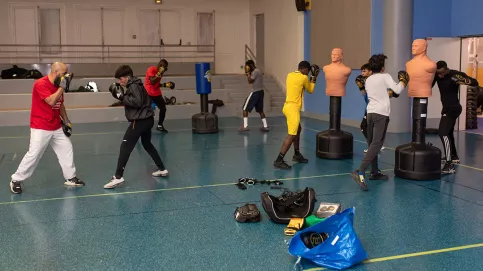 Ancien boxeur professionnel, Tarik Sahibeddine, éducateur spécialisé à la Maison d'enfants Sainte-Thérèse d'Apprentis d'Auteuil, à Paris, anime plusieurs fois par semaine un atelier boxe (c) Ilan Deutsch/Apprentis d'Auteuil
