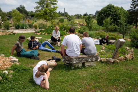 Prendre une pause lecture au calme de l'arboretum (c) Besnard / Apprentis d'Auteuil