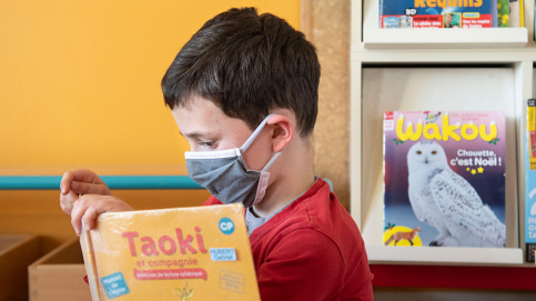 Le bonheur de lire, concentré face aux mots ! © Lucile Barbery/Apprentis d’Auteuil