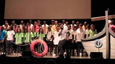 Un bateau, des passagers qui embarquent pour une croisière... Des disputes et un clandestin : le décor est planté, l'intrigue va se développer.