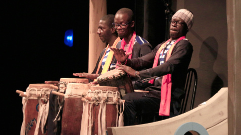 Aux percussions, les musiciens rythment le récit. Les tableaux s'enchaînent, sur le thème des différences et du dépassement des peurs.