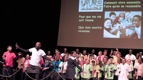 La joie partagée pour les chorales Bâtisseurs d'espérance, L'espérance et Cardinal Hyacinthe Thiandoum, venues de métropole, de Martinique et du Sénégal