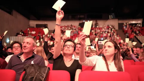 Les spectateurs sont invités à voter, pour ou contre la charte du vivre-ensemble.