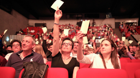 Les spectateurs sont invités à voter, pour ou contre la charte du vivre-ensemble.