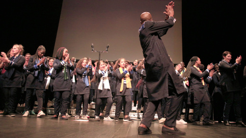 Un final qui a emporté tout le monde, musiciens, choristes, et spectateurs dans la même danse endiablée !